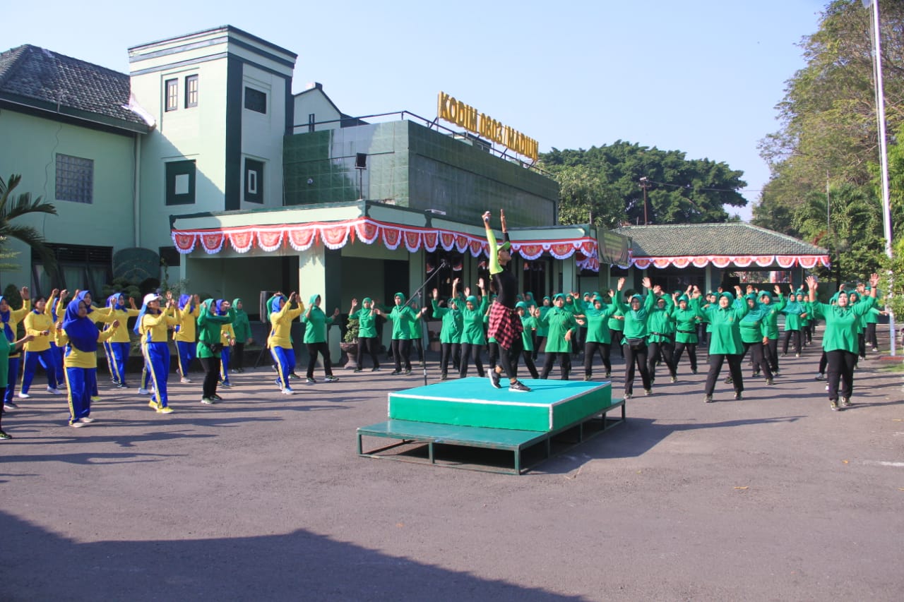 Jalin Solidaritas, Bhayangkari Dan Persit Kodim 0803/Madiun Gelar Olahraga Bersama