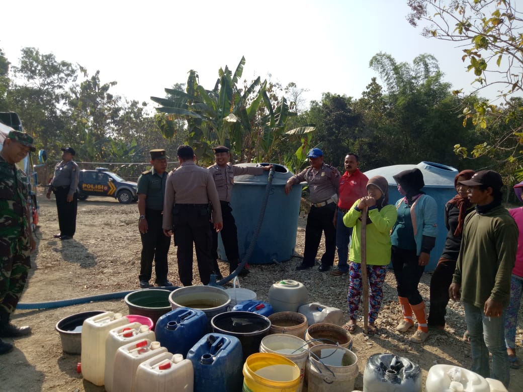 Atasi Kekeringan Kodim Ngawi Beri Bantuan Air Bersih Kepada Masyarakat