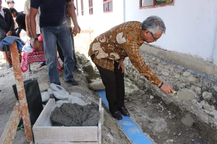 Bupati Lutim Letakkan Batu Pertama Renovasi Gereja GKST Setia Bakti Kalaena 