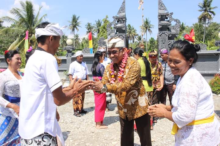 Hadiri Perayaan Odalan Umat Hindu Kalaena, Bupati Lutim Pesan Jaga Toleransi