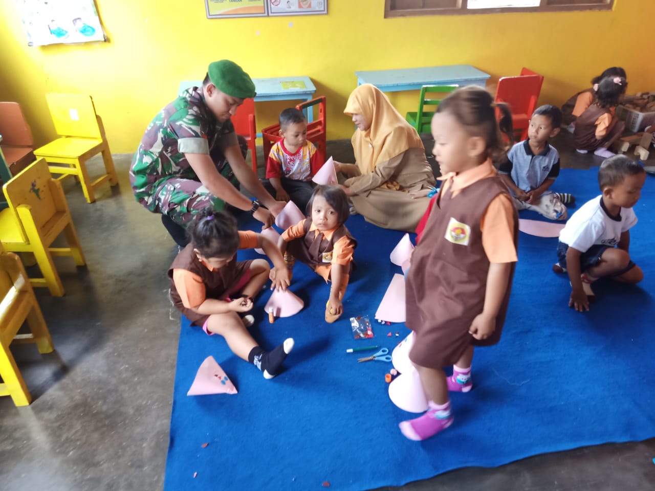 Kedekatan Satgas TMMD Reg Dengan Anak Anak TK Pertiwi Jimbung Klaten