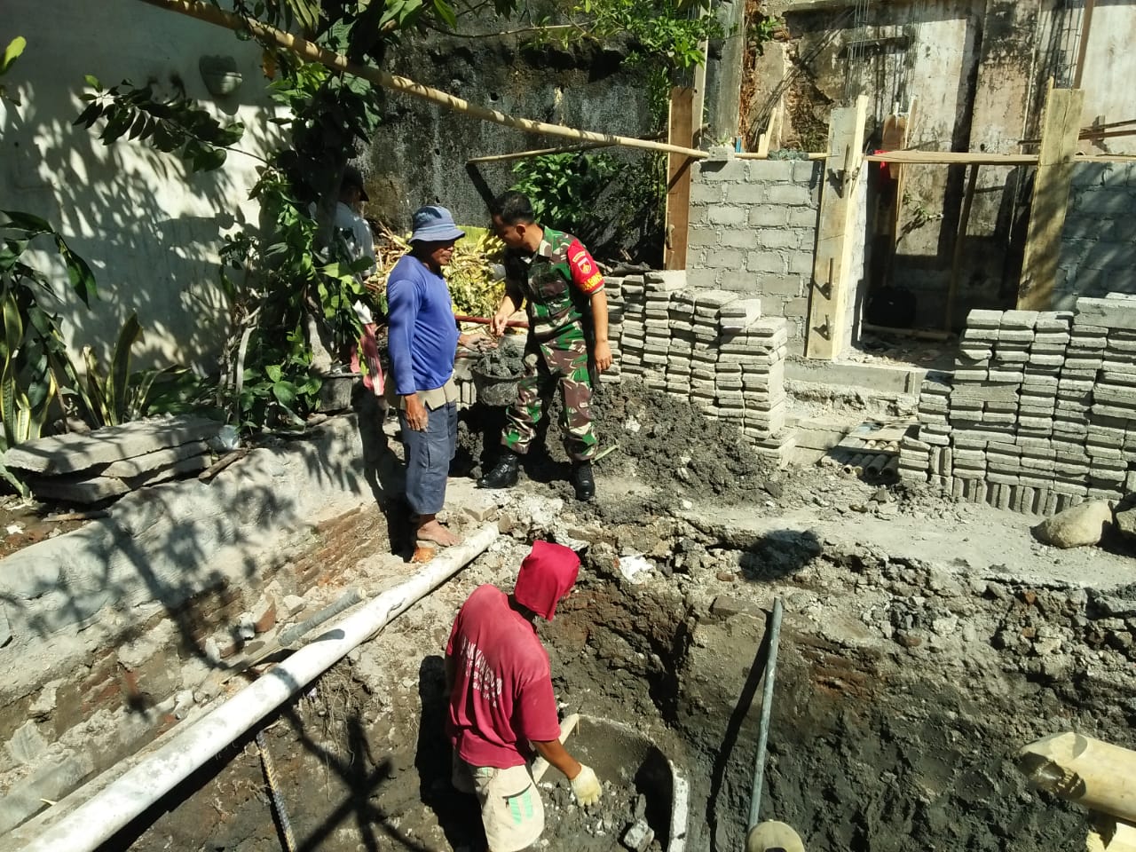 Wujudkan Lingkungan Sehat dan bersih, Koptu Budiyono Bantu Warga Buat Septic Tank