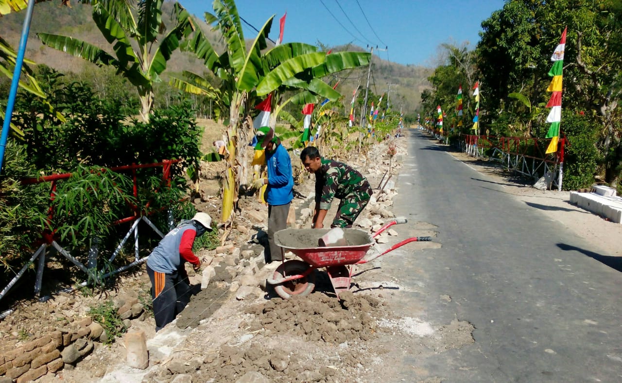 Kerja Bakti, Anggota Koramil Bungkal Buat Saluran Air Bersama Warga
