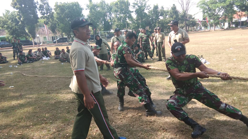 Semangatnya Prajurit Kodim 0803/Madiun Saat Lomba Tarik Tambang Menyambut HUT RI Ke 74