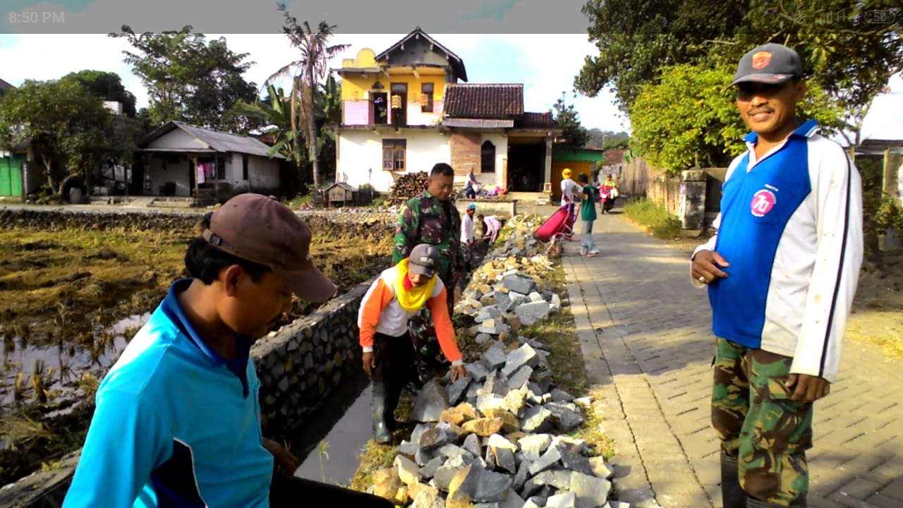 Sertu Slamet Riadi Dampingi Warga Kerja Bhakti Membuat Saluran Air