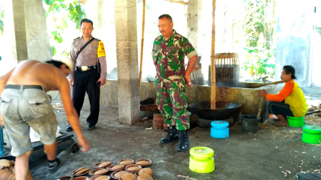 Peduli Lingkungan, Sertu Faizin Tinjau Lokasi Produksi Gula Merah Milik Warga