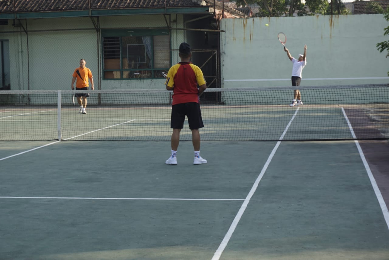 Dengan Penuh Semangat Dandim Ngawi Ikuti Lomba Tenis Lapangan Antar Anggota