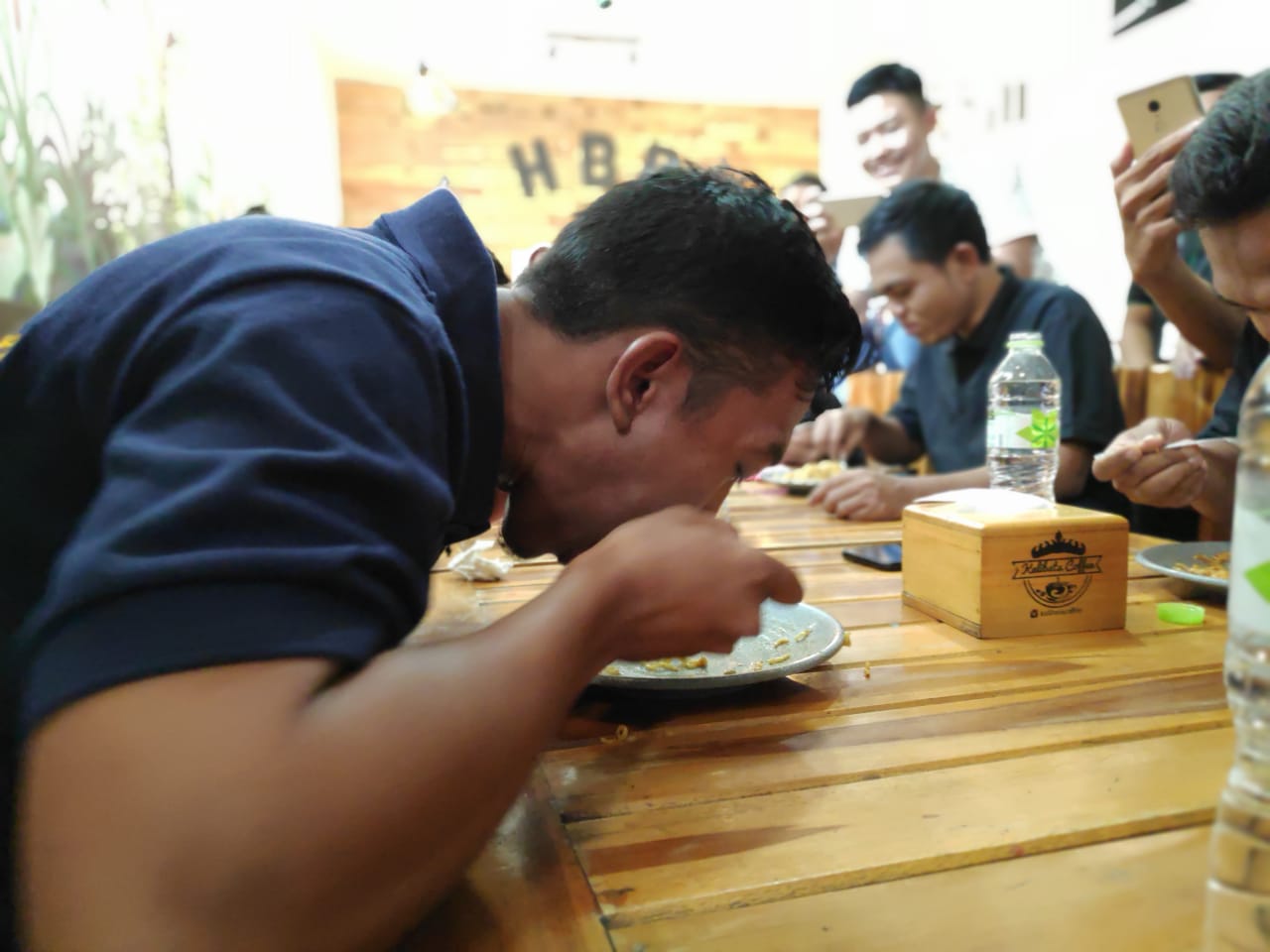 Meriahkan HUT Ke-74 RI Jusi Gelar Lomba Makan Mie Pedas