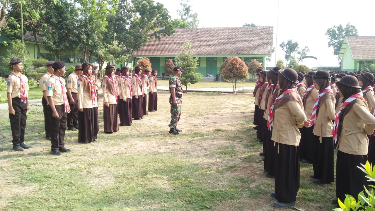 Tanamkan Disiplin, Babinsa Kodim Madiun Latih Anak Pramuka Baris Berbaris
