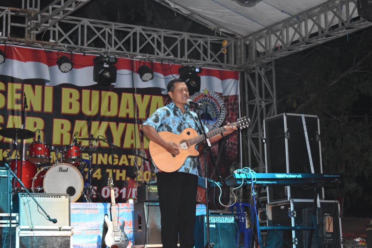 Ditemani Gitar Kesayangannya, Kasrem 081/DSJ Sihir Ribuan Penonton