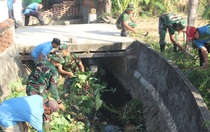 Peduli Lingkungan, Anggota Kodim Ponorogo dan Masyarakat Bersih-Bersih Sungai