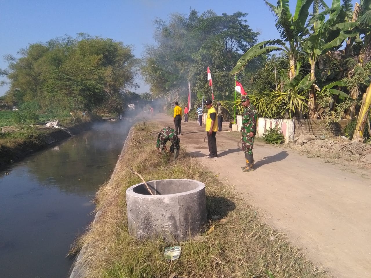 Koramil Jiwan Bersama Masyarakat Kerja Bakti Bersihkan Sungai