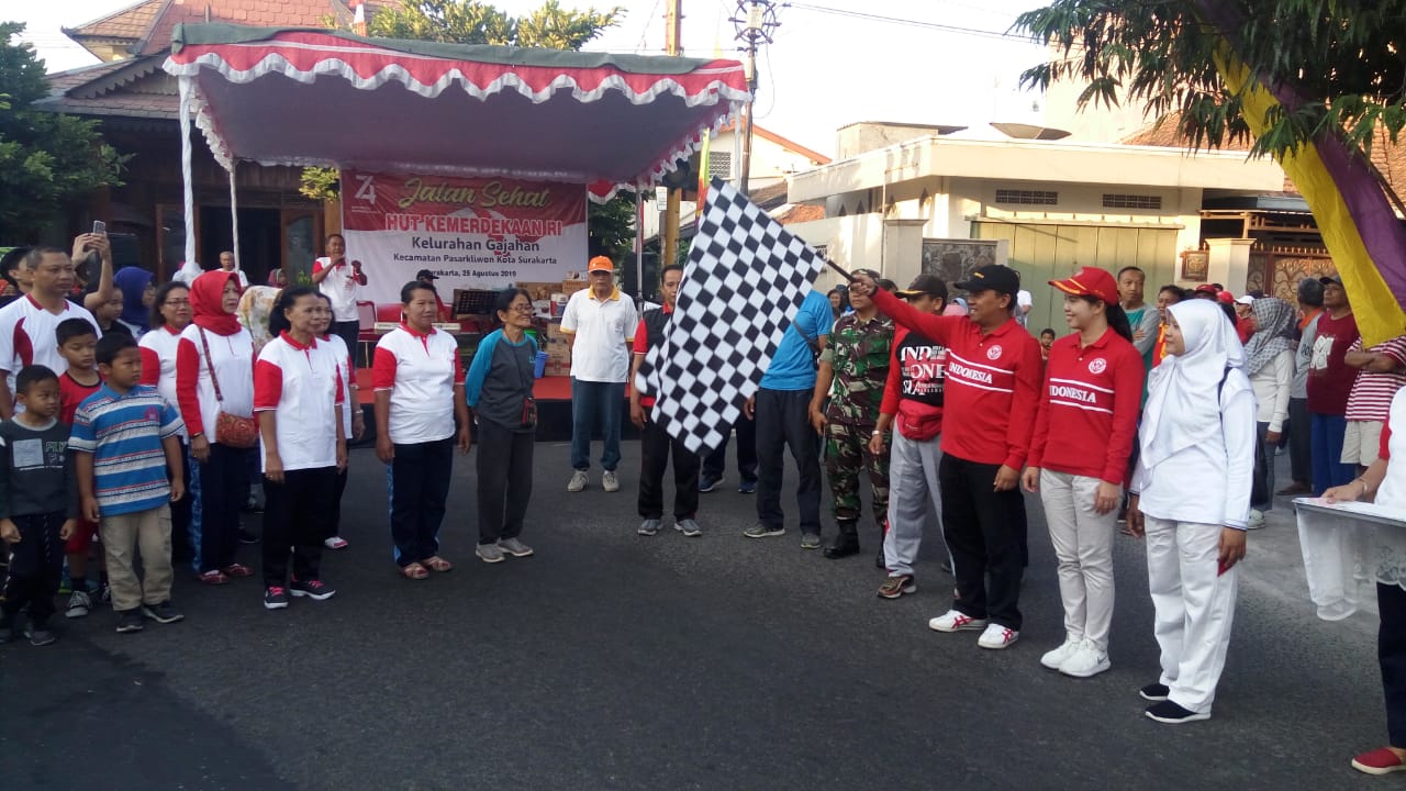 Jalan Sehat Warnai Semarak Agustusan Babinsa Amankan Rute Tempuh