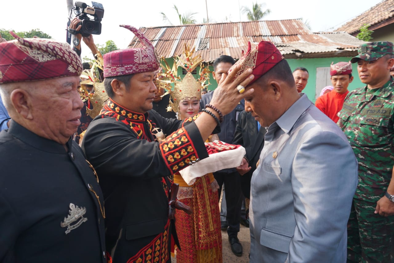 H. Nanang Bersama Istri Hj. Winarni Disambut Secara Adat