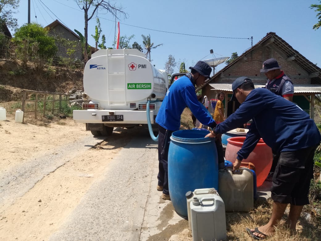 Serda Buadi Babinsa Desa Wonotirto Bantu Pengedropan Air Bersih