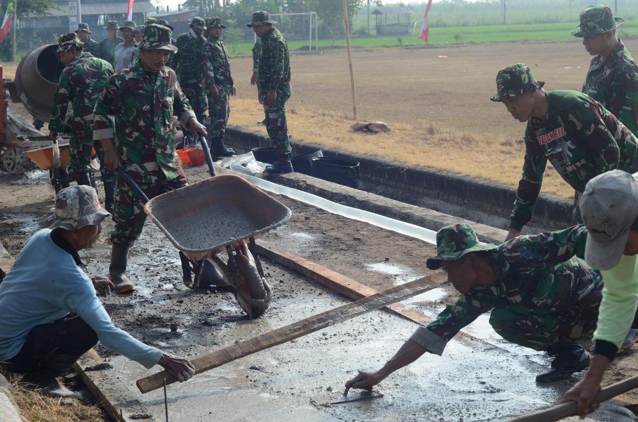 Kebersamaan TMMD Imbangan Kodim 0803/Madiun Dan Warga Tumbuhkan Semangat Kerja