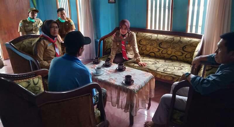 Bupati Lutra, Kadis Sosial Besuk Warga Penderita Tumor di Buangin