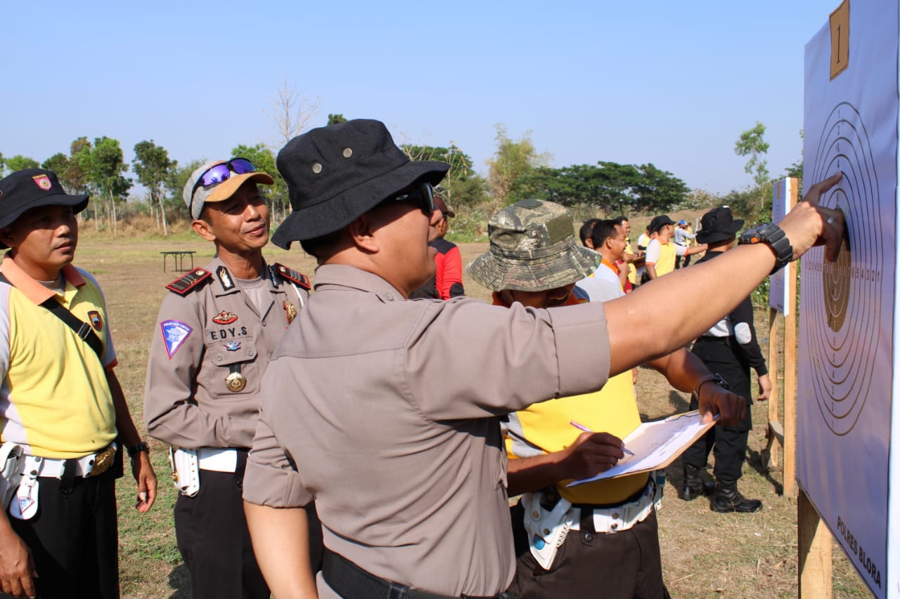 Kapolres Blora Pimpin Latihan Menembak Bersama