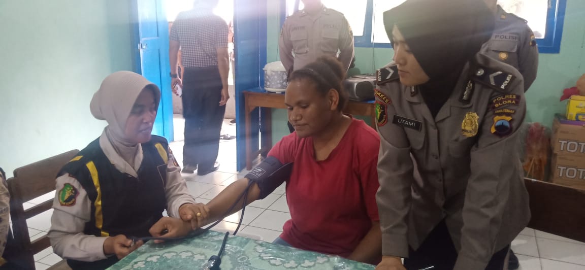 Polres Blora, Berikan Pemeriksaan Kesehatan Gratis Warga Papua Di Blora.