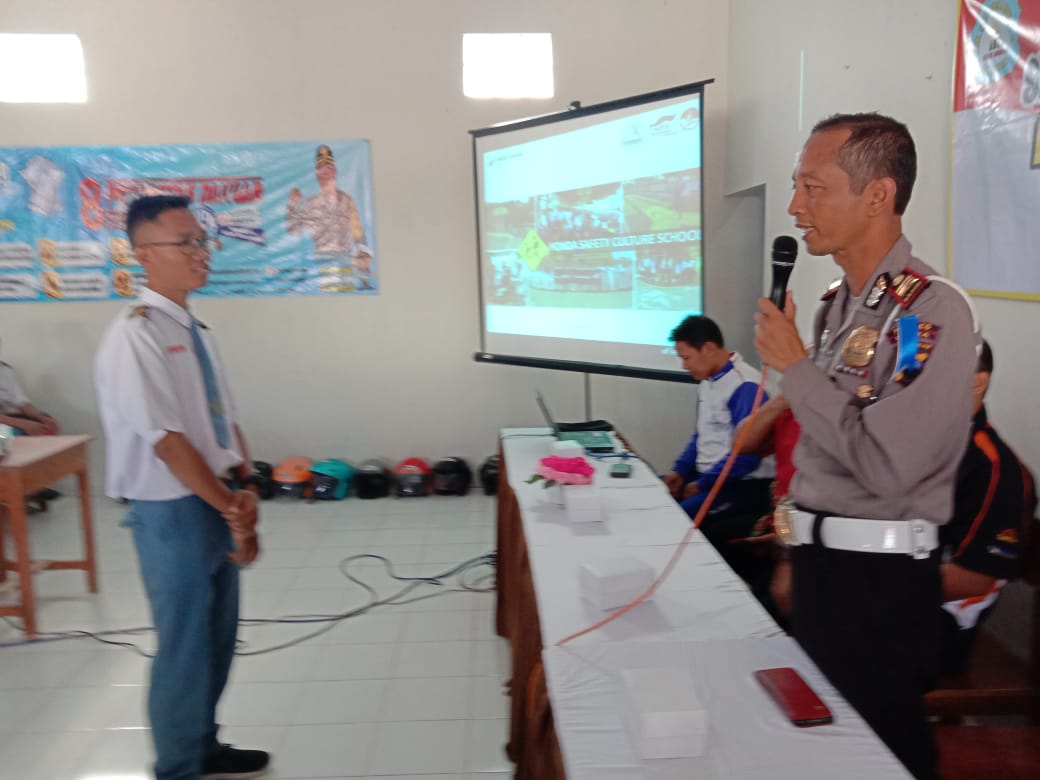 Ajak Pelajar Tertib Berlalu Lintas, Polres Blora Gelar Safety Riding.