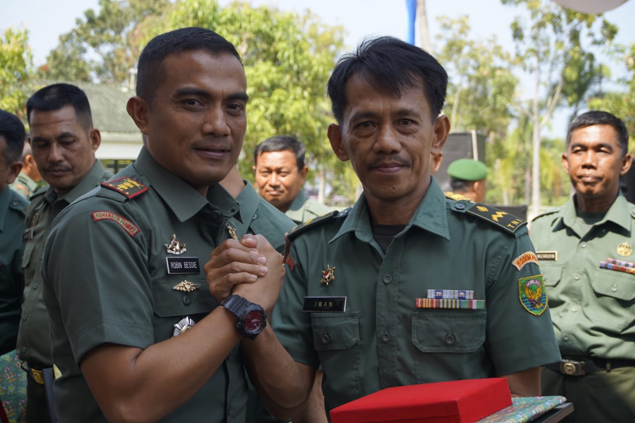 Dandim 0421/LS Letkol Kav Robinson Berikan Cindra Mata