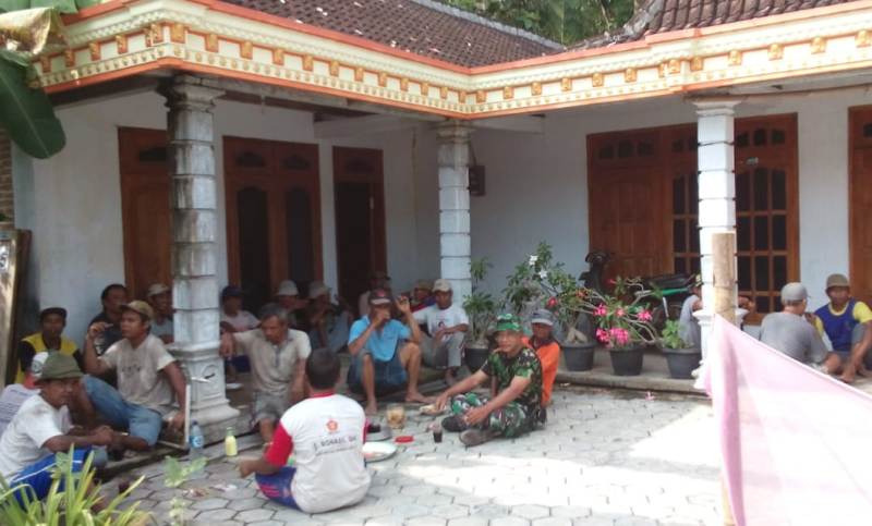 KOMSOS DENGAN WARGA, BABINSA KORAMIL SAMPUNG AJAK WARGA TINGKATKAN KEAMANAN LINGKUNGAN