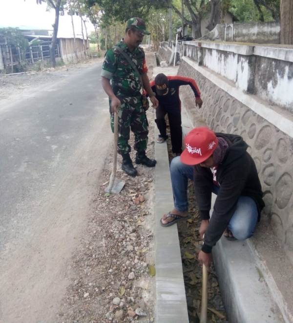 Babinsa Koramil Jenangan Bersama Warga Bahu Membahu Buat Talut