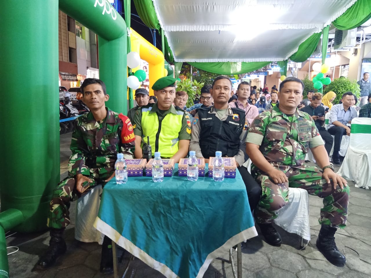 Babinsa Kemlayan Monitoring Kegiatan Undian Banjir Hadiah di Pusat Perbelanjaan Matahari Singosaren