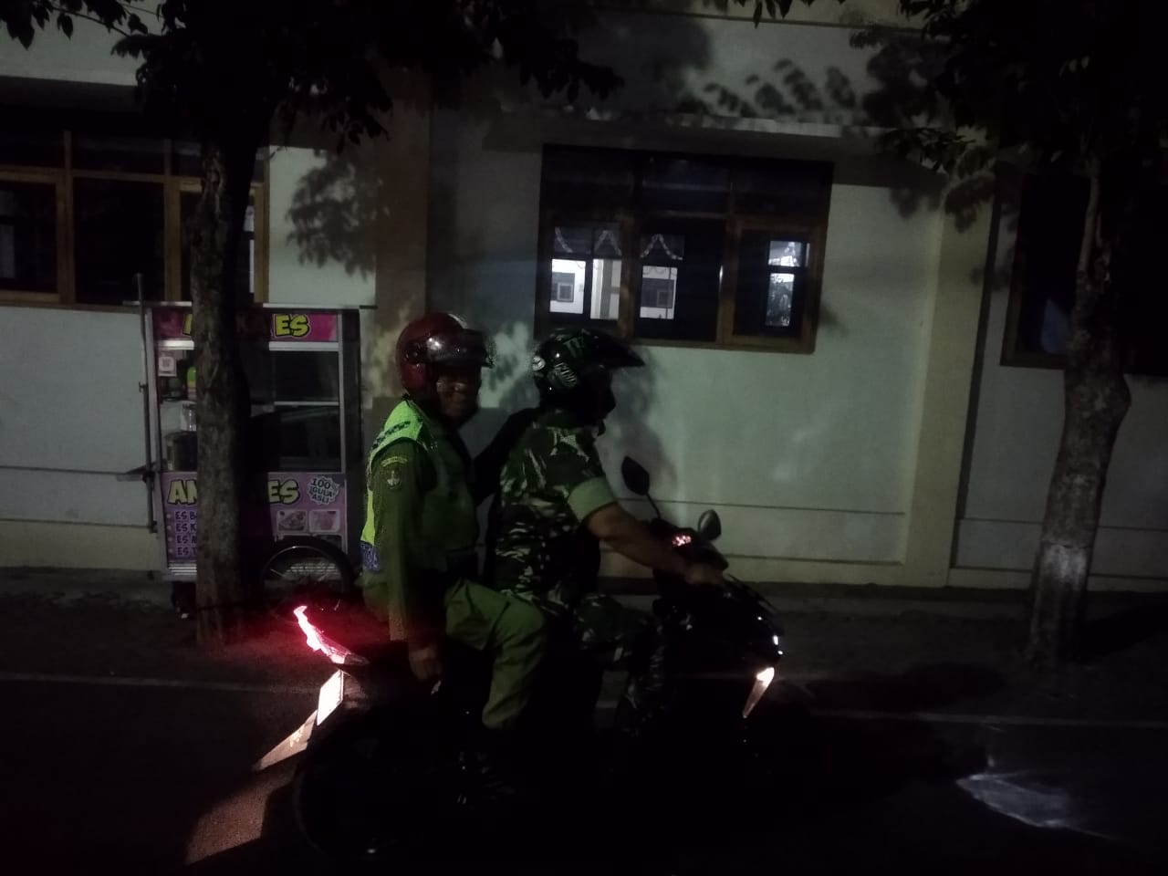 Meminimalisir Gangguan Kamtibmas Piket Koramil 04/Jebres patroli Dengan Linmas