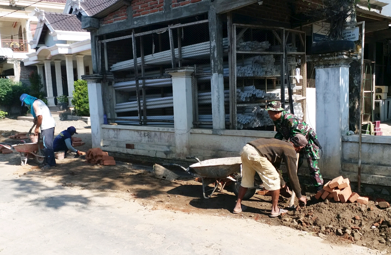 PERBAIKI JALAN, BABINSA KORAMIL BUNGKAL PASANG GORONG-GORONG SALURAN AIR BERSAMA WARGA