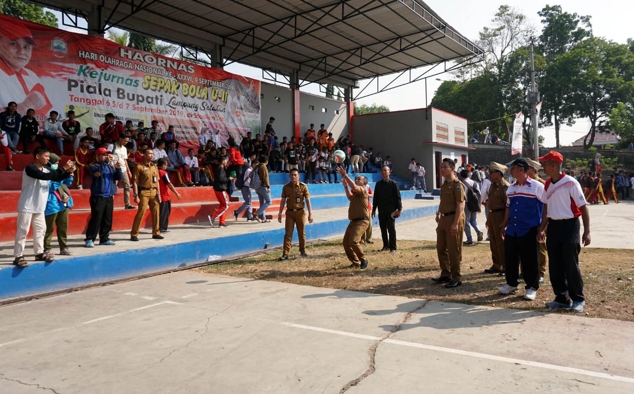 Nanang Buka Turnamen Voli Dan Futsal Dalam Rangka  Hoarnas Ke 36 Tingkat Kabupaten