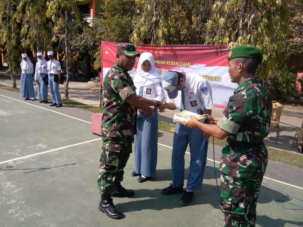 Danramil Cilacap Bekali Materi Wasbang Kepada Pelajar SMA N 3 dan SMK Dr. Sutomo Cilacap