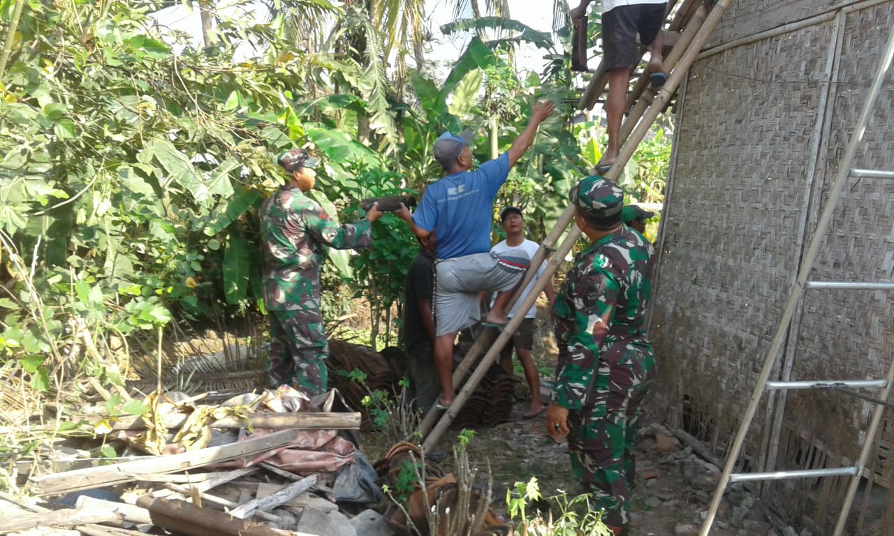 Babinsa Bersama Warga Desa Bantarsari, Gotong Royong Bedah Rumah Hadi Suyitno