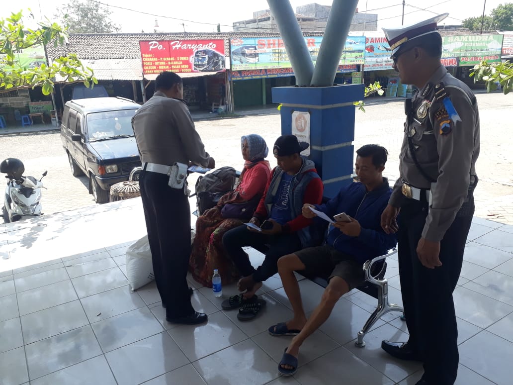 Di Terminal Cepu, Unit Dikyasa Sat Lantas Polres Blora Sebar Brosur Dan Himbau Masyarakat Tertib Lalu Lintas