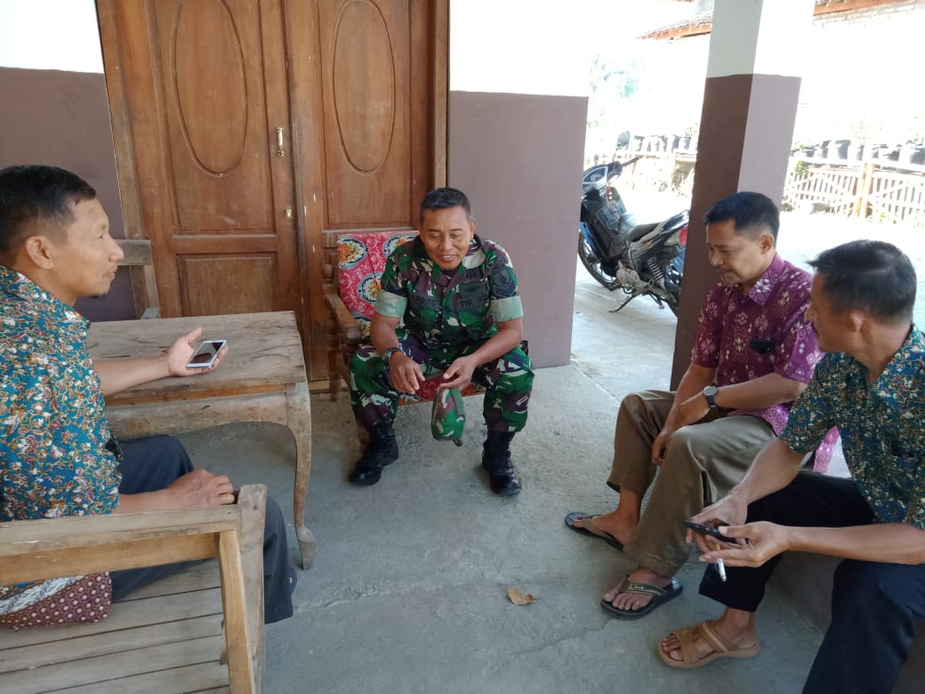 Babinsa Koramil Ngrambe Bercengkrama Dengan Warga Binaan