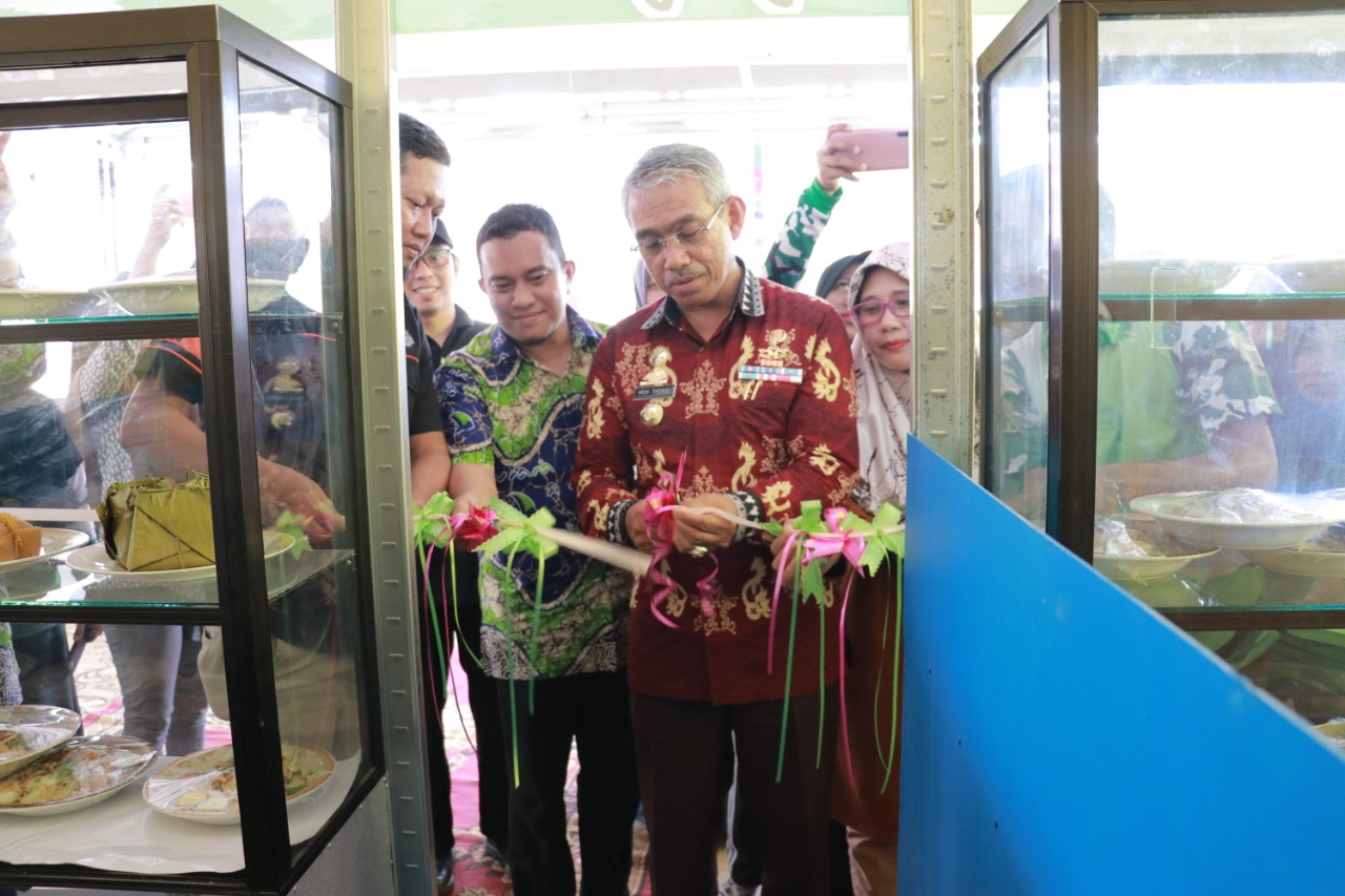 Bupati Lutim Resmikan Kantin Sehat SDN 238 Mallaulu