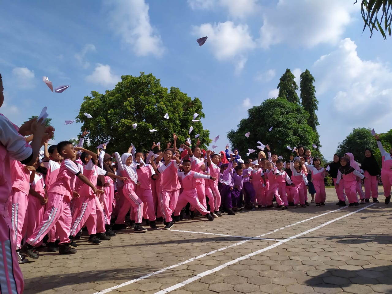 Mengenang Bj Habibie Ratuasan Siswa Siswi, Paud, TK Dan SD Terbangkan Ribuan  Pesawat