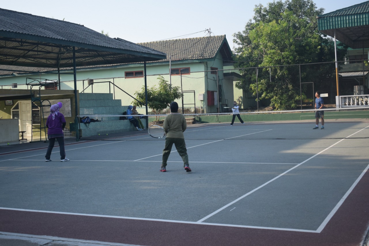 Gemar berolahraga, Anggota Persit Korem 081/DSJ Bermain Tenis Lapangan