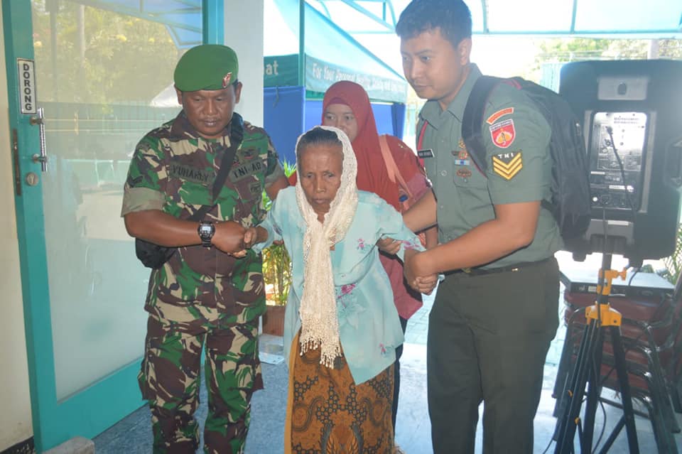 Sambut HUT TNI, Babinsa Jajaran Kodim 0718/Pati Dampingi Pasien Katarak Gratis