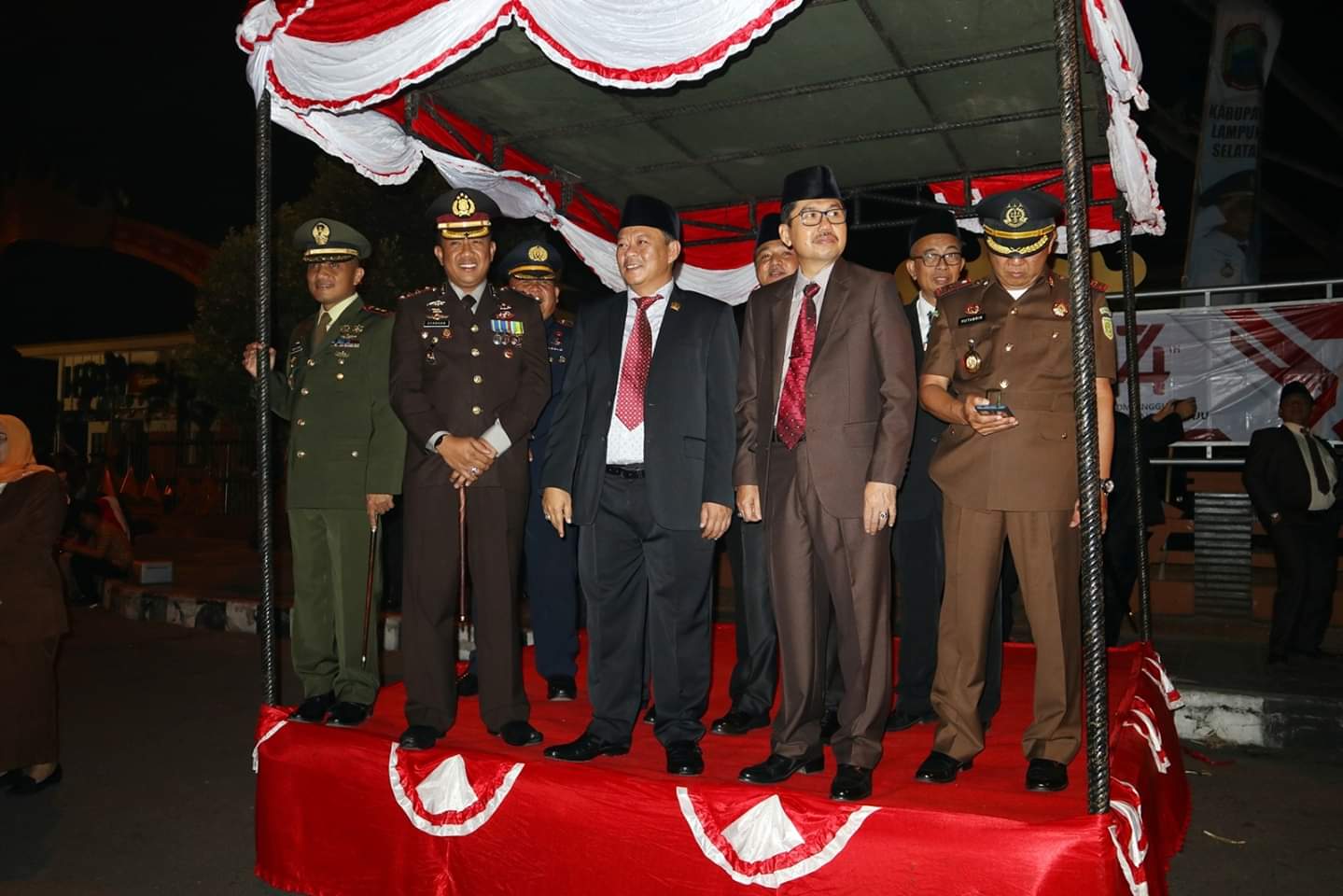 Ketua DPRD Lamsel Lepas Peserta Pawai Obor