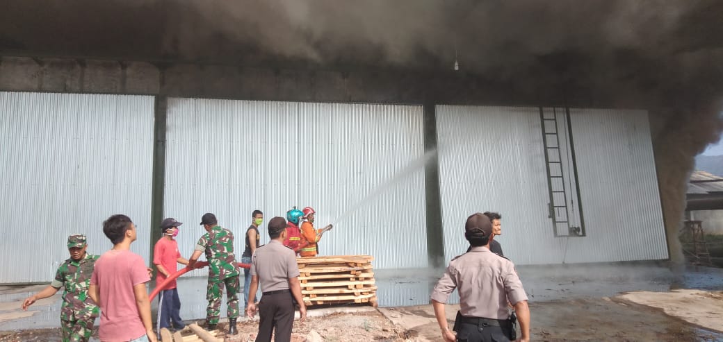 Kesigapan Babinsa dan Petugas Damkar, Kebakaran Pabrik Kayu Tidak Merembet ke Rumah Warga