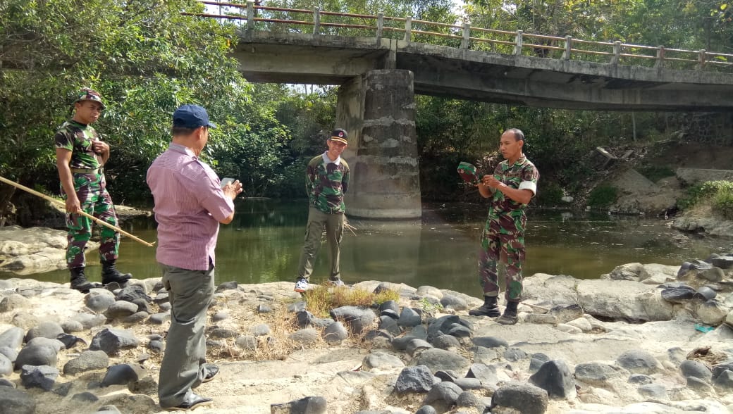 Danramil Jeruklegi Pimpin Kerja Bakti Pembersihan Sungai Jambu