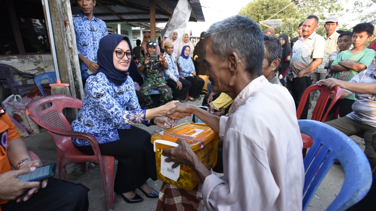 Bupati Lutra Datangi Lima Korban Kebakaran Menyerahkan Rp.75 juta, Untuk Pembangunan Rumah