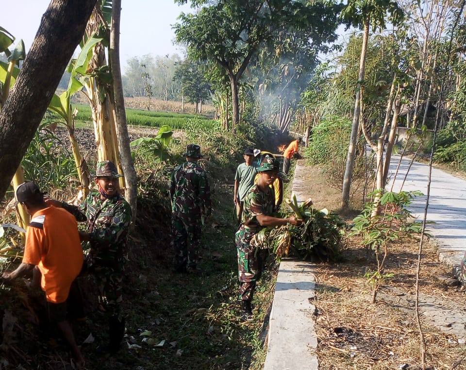 Koramil Kebonsari Kodim Madiun Gelar Karya Bakti TNI Bantu Masyarakat Bersihkan Saluran Air