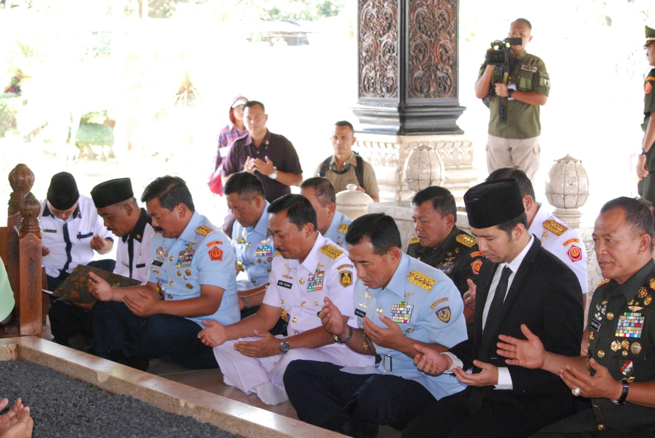 Danrem DSJ Sambut Panglima TNI Ziarah ke Makam Sang Proklamator