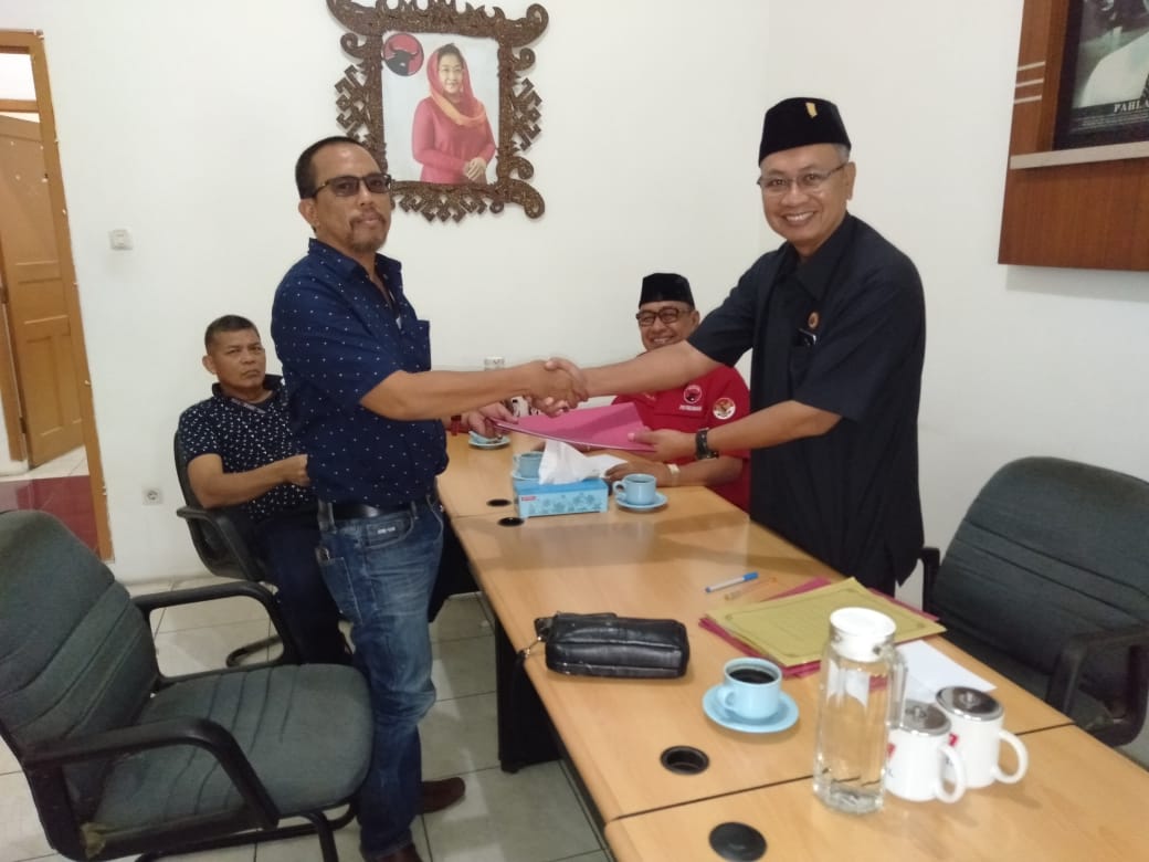 Hipni Ambil Berkas Pendaftaran Bacabup Di DPD PDI-Perjuangan
