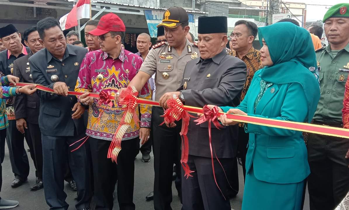 Usai Melantik Kepala Desa, Nanang Bersama Isteri  Resmikan Jembatan Patriot