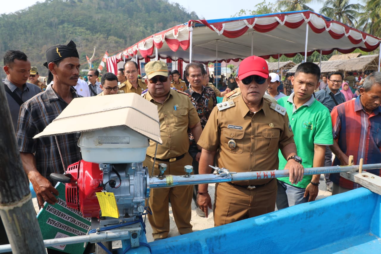 Plt Bupati Lampung Selatan Serahkan Hibah 12 Unit Kapal Nelayan