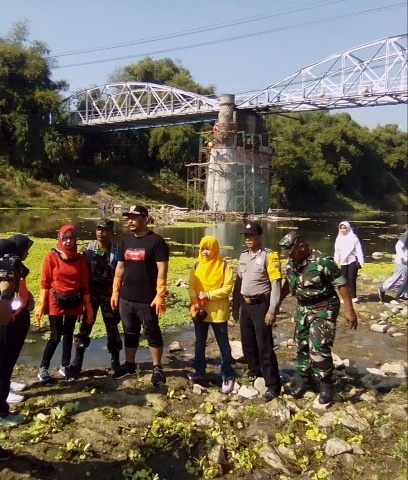 Anggota Kodim Ngawi Bersama Masyarakat Laksanakan Bersih – Bersih Sungai