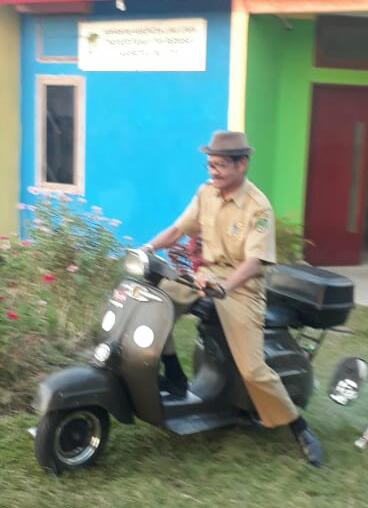 Tak ada Mobil Dinas Kadis Parawisata Lutra Tak Gengsi Naik Vespa Tua ke Kantor
